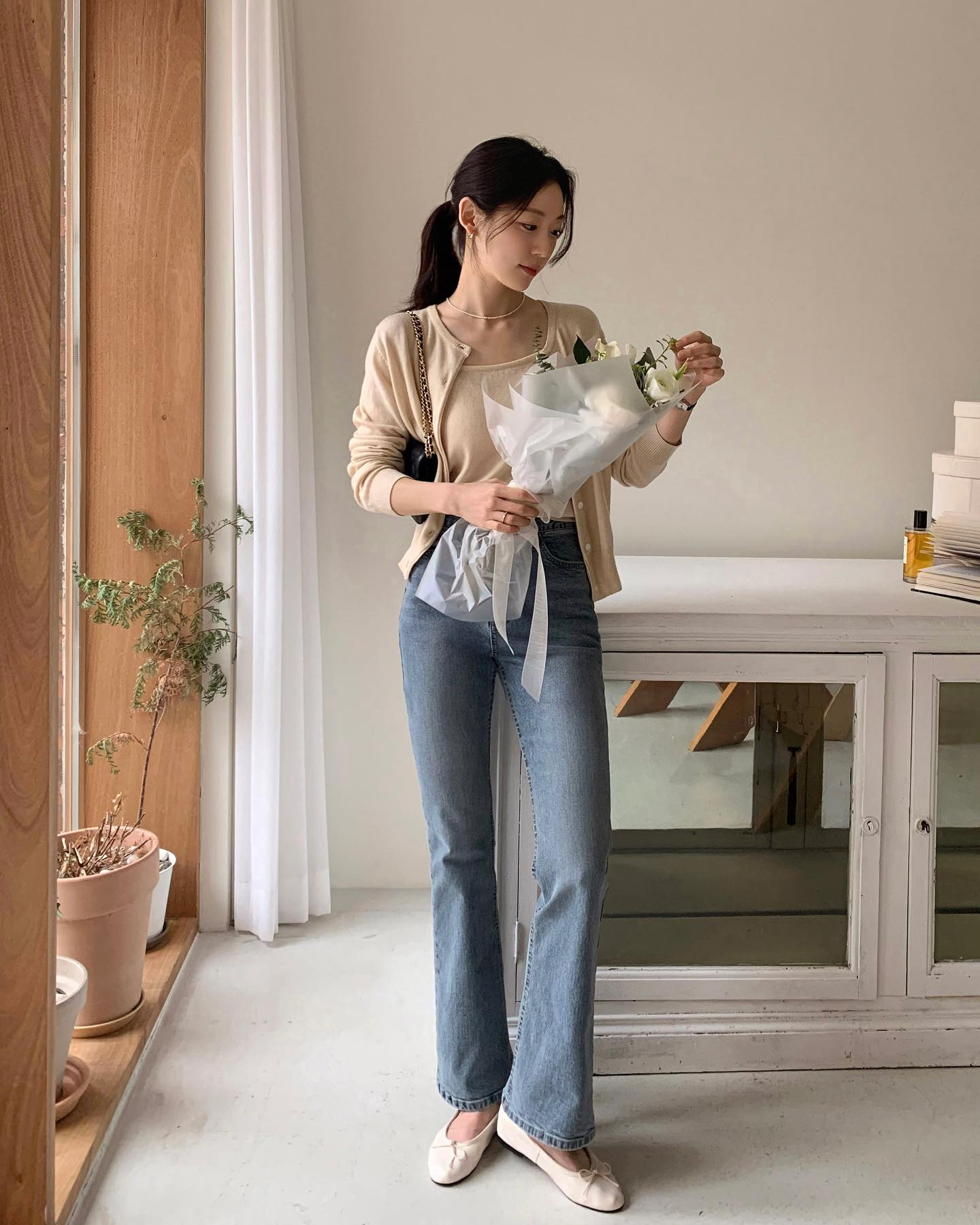 4 kiểu quần nên mặc khi đi giày bệt để chân thon dài, dáng cao hơn-7