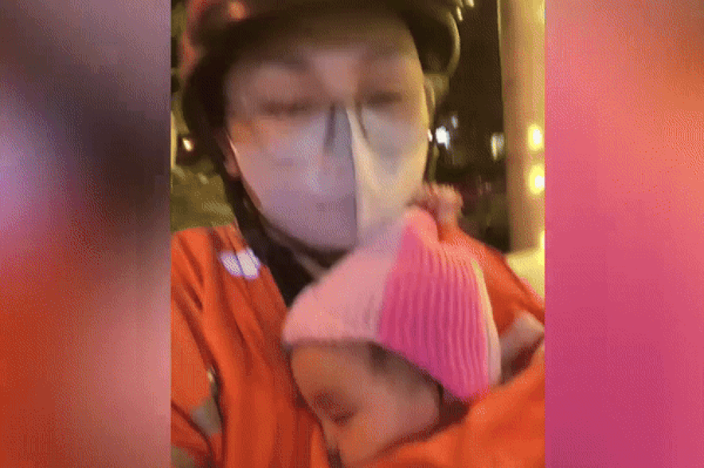 Nữ shipper mang theo con 1 tuổi rong ruổi mưu sinh-1