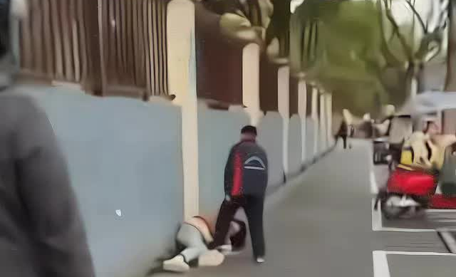 Bức ảnh 2 người ẩu đả trên phố thu hút sự chú ý, tìm hiểu mối quan hệ, ai nấy lắc đầu: Hỏng cả 1 thế hệ-1