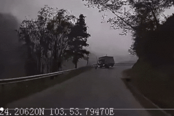 Clip: Khoảnh khắc xe tải lật nghiêng, lao xuống vực sâu 100m ở Lào Cai