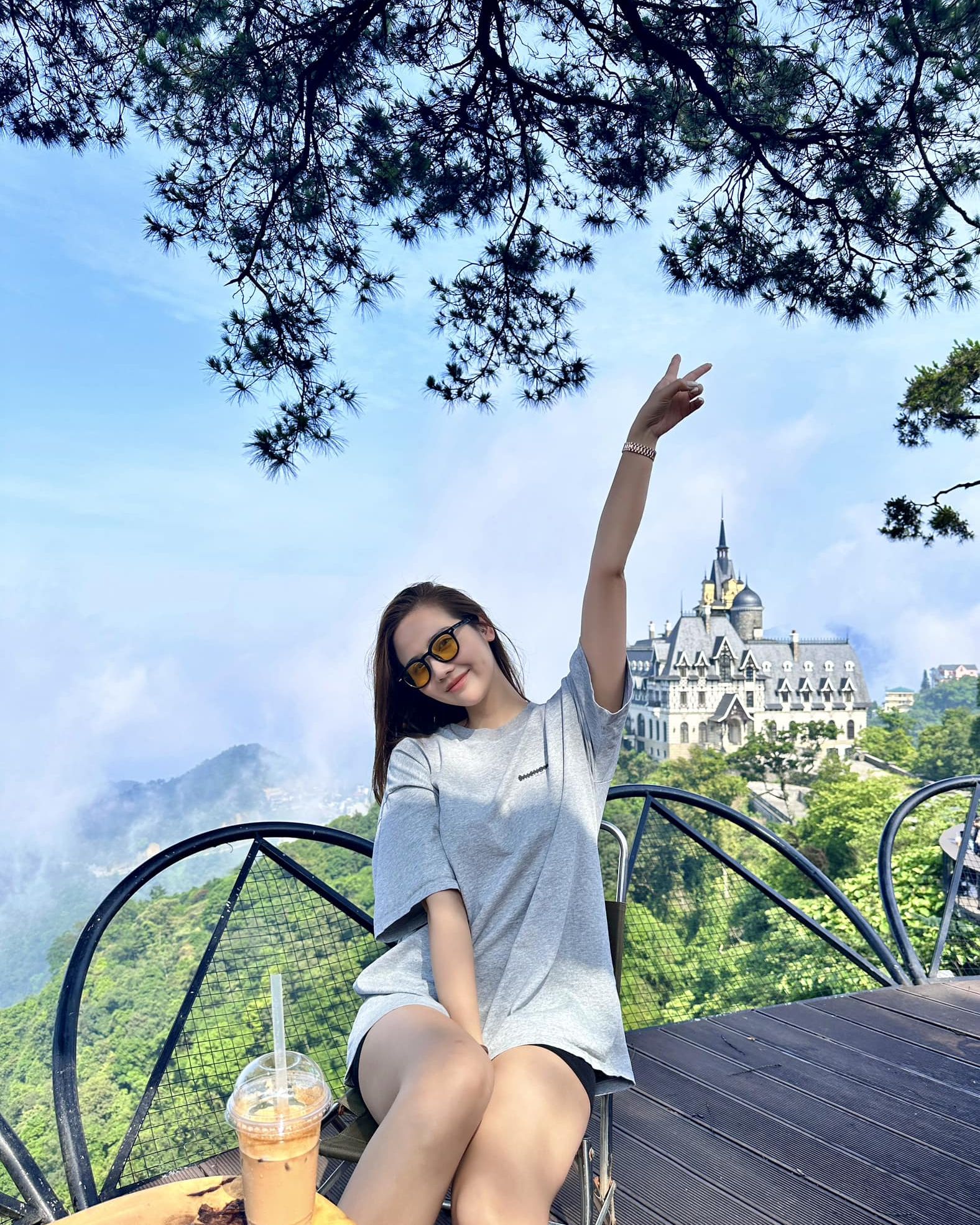 4 cách phối đồ đi du lịch siêu nổi bật, ăn ảnh của Huyền Lizzie-6