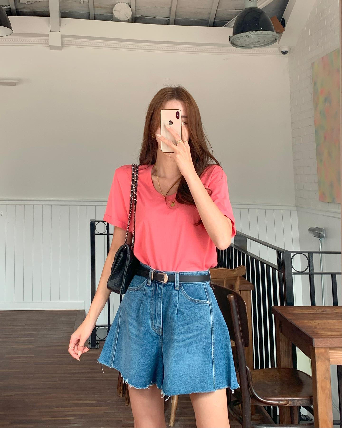 5 mẫu áo thun trẻ trung và thanh lịch dành cho tuổi ngoài 40-4