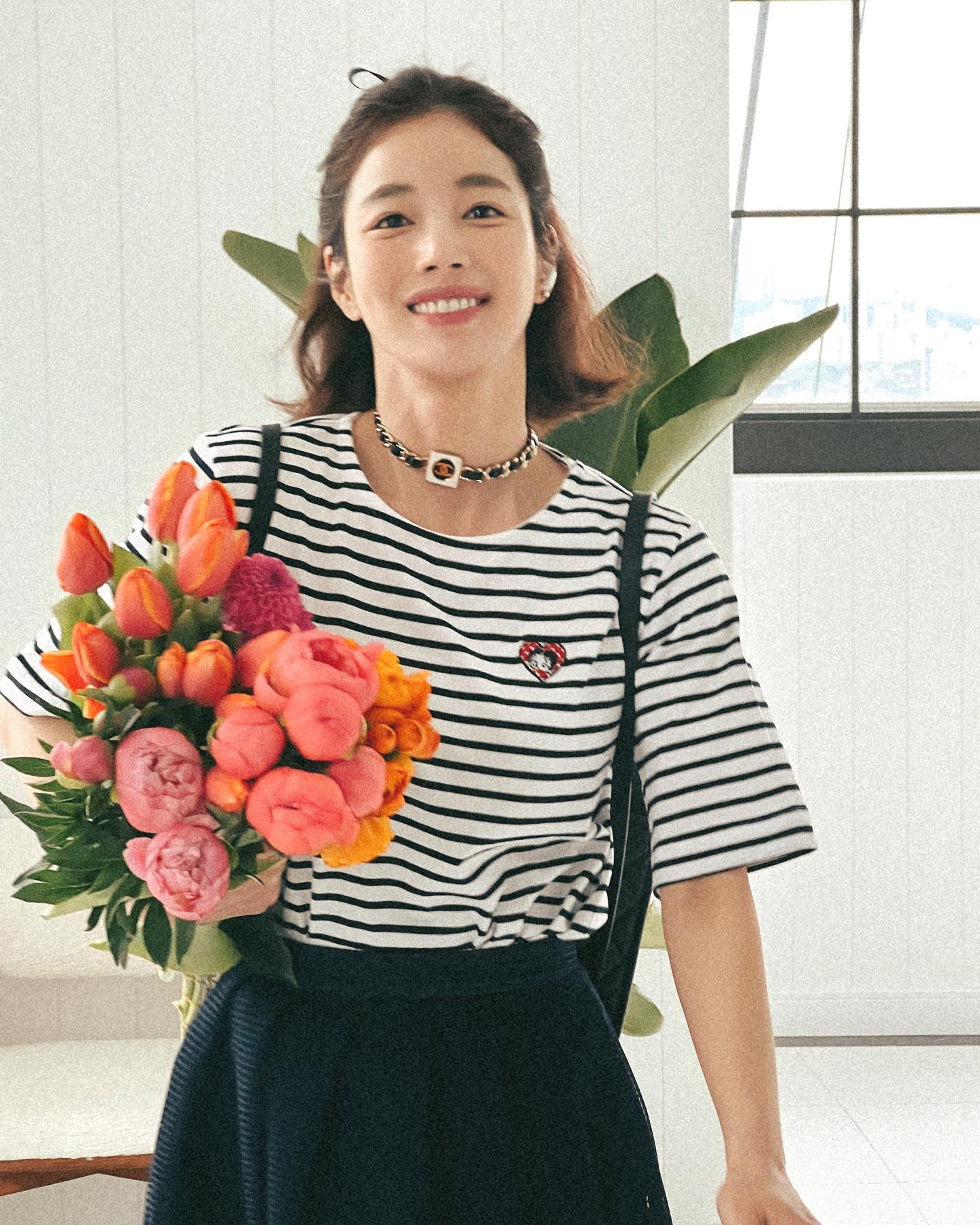 5 mẫu áo thun trẻ trung và thanh lịch dành cho tuổi ngoài 40-5