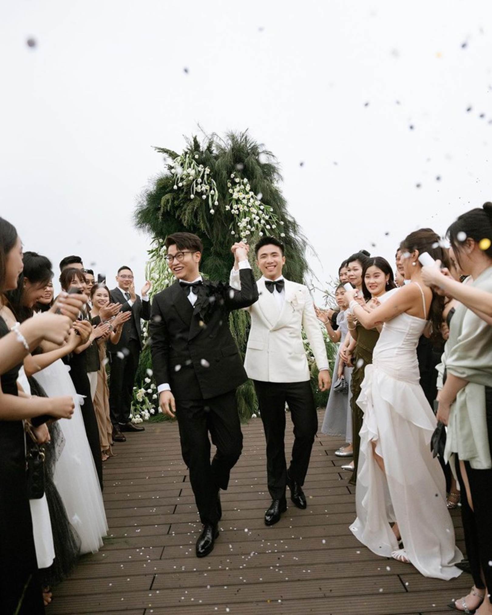 Nét căng loạt ảnh Ninh Dương Story bật khóc trong lễ kỷ niệm 10 năm, thành viên công ty: Cuối cùng thì áo vest trắng đã đứng cạnh áo vest đen rồi-1