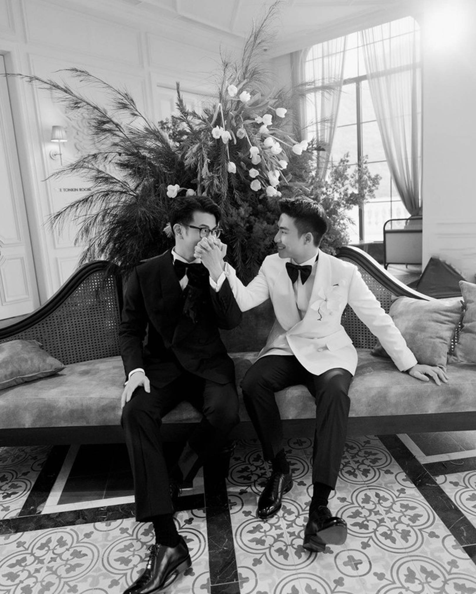 Nét căng loạt ảnh Ninh Dương Story bật khóc trong lễ kỷ niệm 10 năm, thành viên công ty: Cuối cùng thì áo vest trắng đã đứng cạnh áo vest đen rồi-2