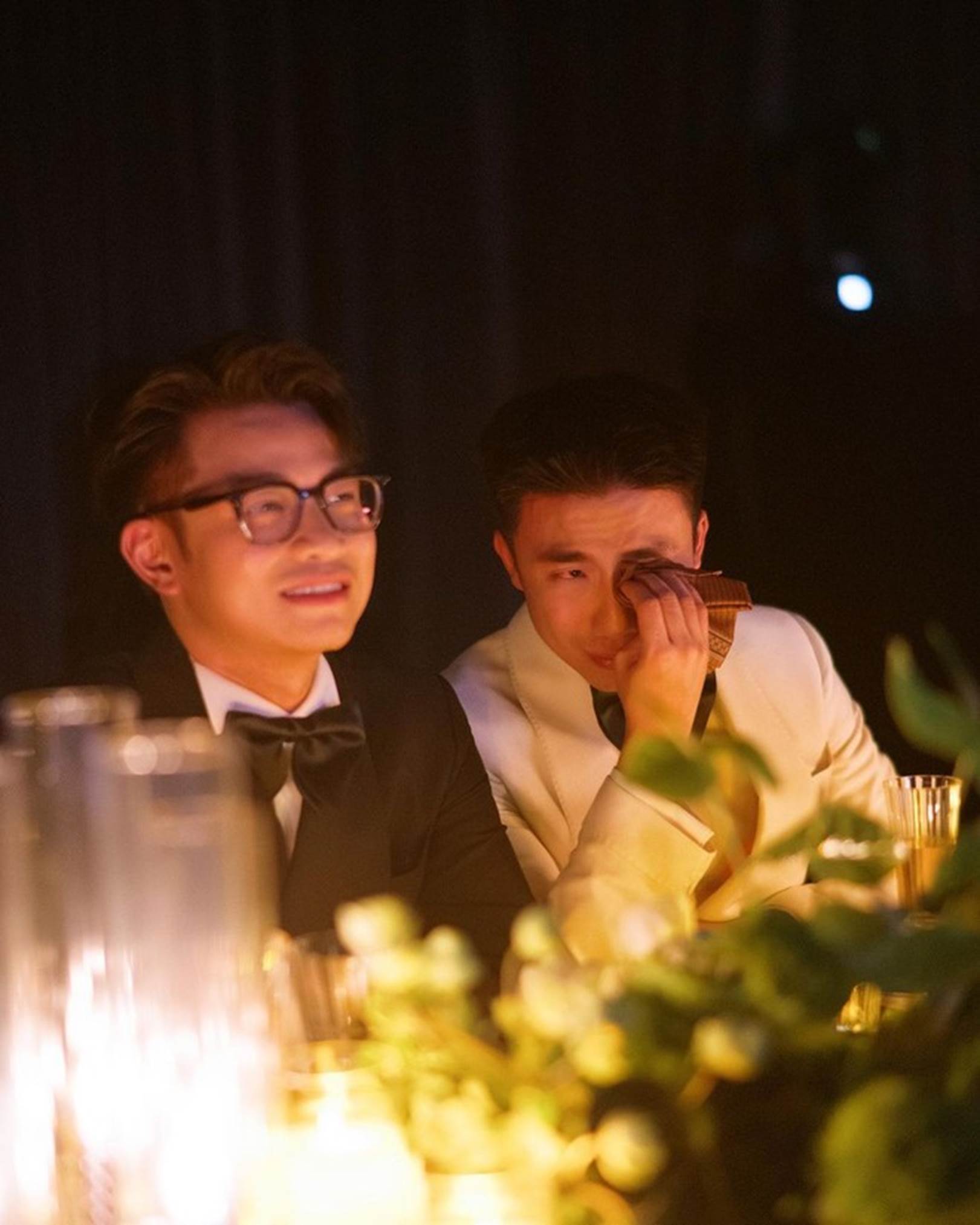 Nét căng loạt ảnh Ninh Dương Story bật khóc trong lễ kỷ niệm 10 năm, thành viên công ty: Cuối cùng thì áo vest trắng đã đứng cạnh áo vest đen rồi-3