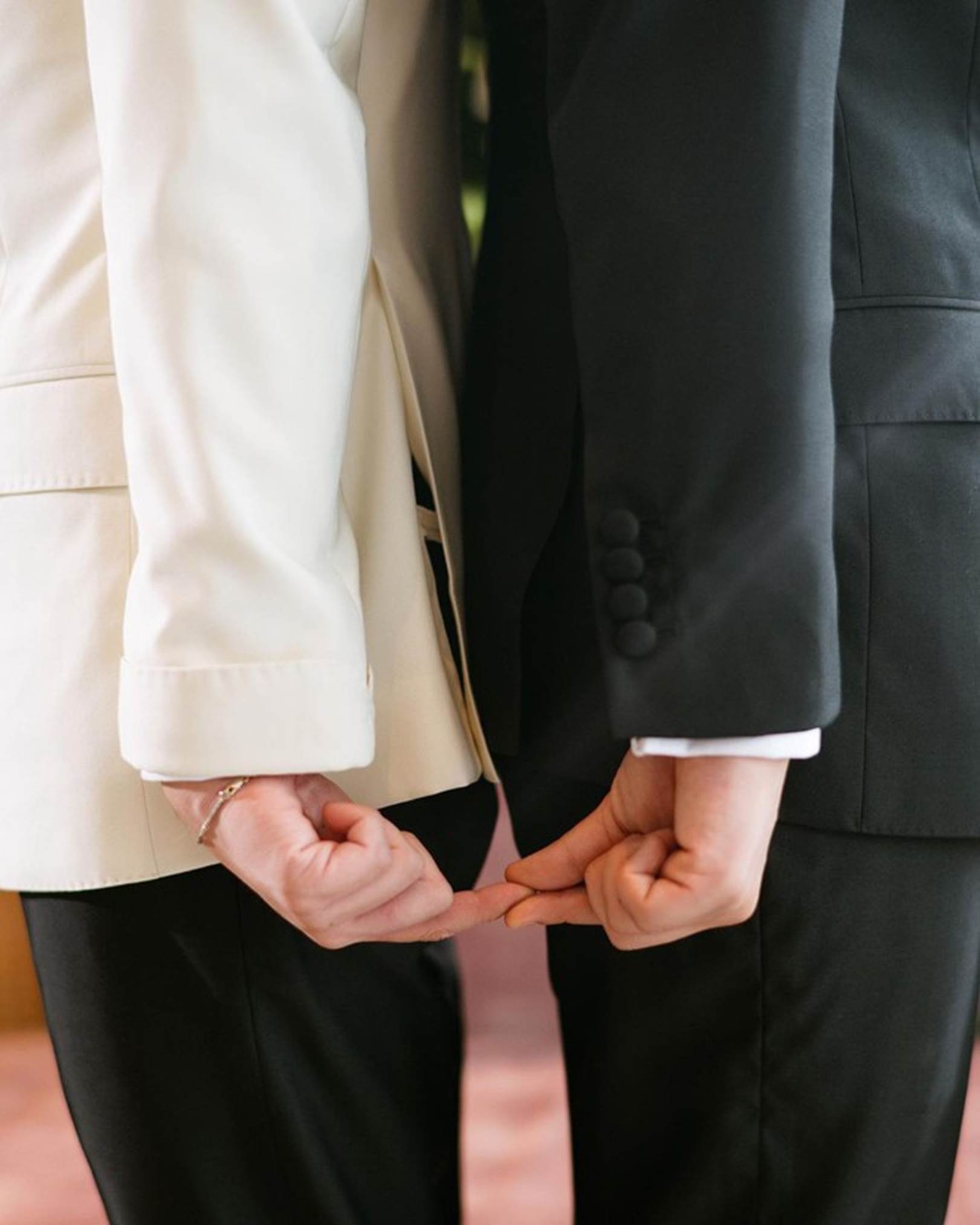 Nét căng loạt ảnh Ninh Dương Story bật khóc trong lễ kỷ niệm 10 năm, thành viên công ty: Cuối cùng thì áo vest trắng đã đứng cạnh áo vest đen rồi-4