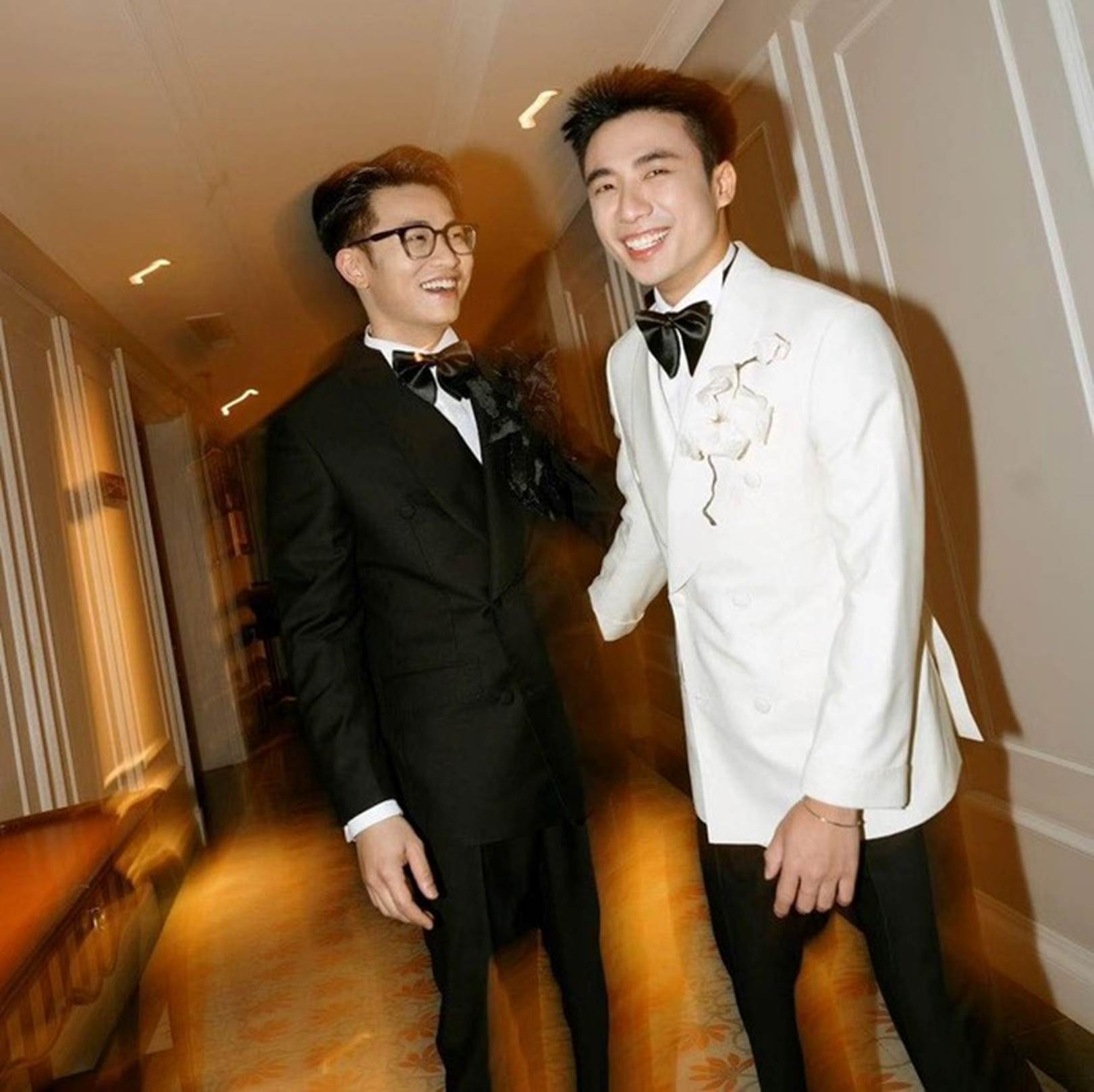 Nét căng loạt ảnh Ninh Dương Story bật khóc trong lễ kỷ niệm 10 năm, thành viên công ty: Cuối cùng thì áo vest trắng đã đứng cạnh áo vest đen rồi-6