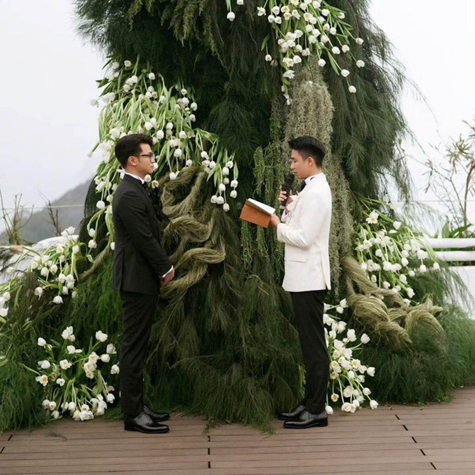 Nét căng loạt ảnh Ninh Dương Story bật khóc trong lễ kỷ niệm 10 năm, thành viên công ty: Cuối cùng thì áo vest trắng đã đứng cạnh áo vest đen rồi-7