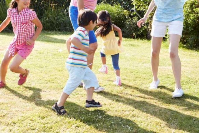 Con trai cứ đi học về là khóa trái cửa, mẹ phá khóa xông vào thấy bức tranh con vẽ liền khóc và báo cảnh sát ngay-1