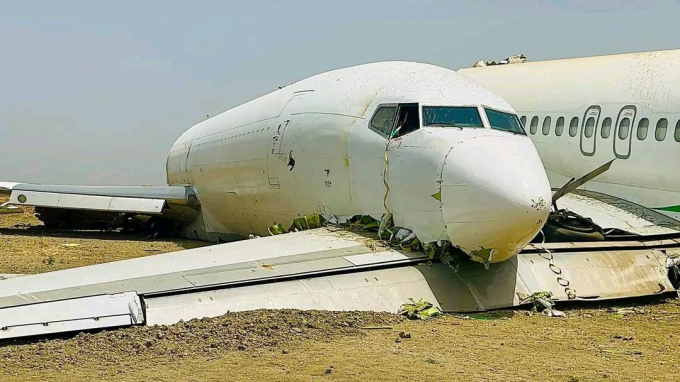 Máy bay Boeing mất kiểm soát đâm thẳng xuống đường băng: Toàn bộ hai máy bay vỡ tan tành tạo nên cảnh tượng kinh hoàng-2