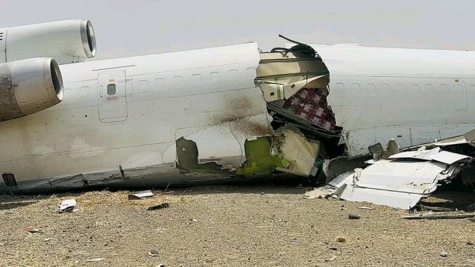 Máy bay Boeing mất kiểm soát đâm thẳng xuống đường băng: Toàn bộ hai máy bay vỡ tan tành tạo nên cảnh tượng kinh hoàng-3