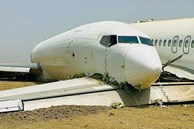 Máy bay Boeing mất kiểm soát đâm thẳng xuống đường băng: Toàn bộ hai máy bay vỡ tan tành tạo nên cảnh tượng kinh hoàng