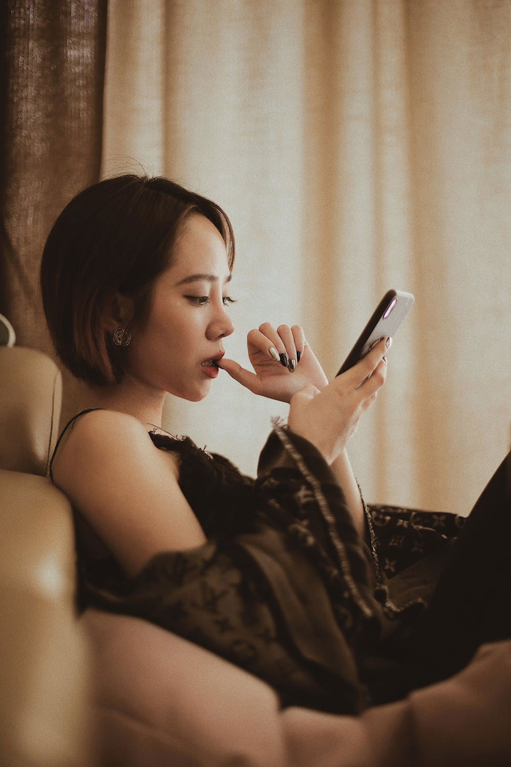 Đọc tin nhắn lạ trên điện thoại chồng, người phụ nữ nổi ghen và cái kết bất ngờ-1