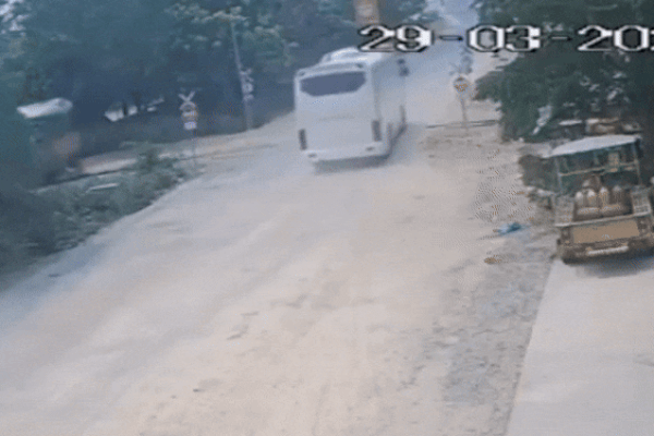 Clip vụ xe máy va chạm xe khách ở Tuyên Quang khiến hai thanh niên tử vong tại chỗ: Hiện trường tan tác-2