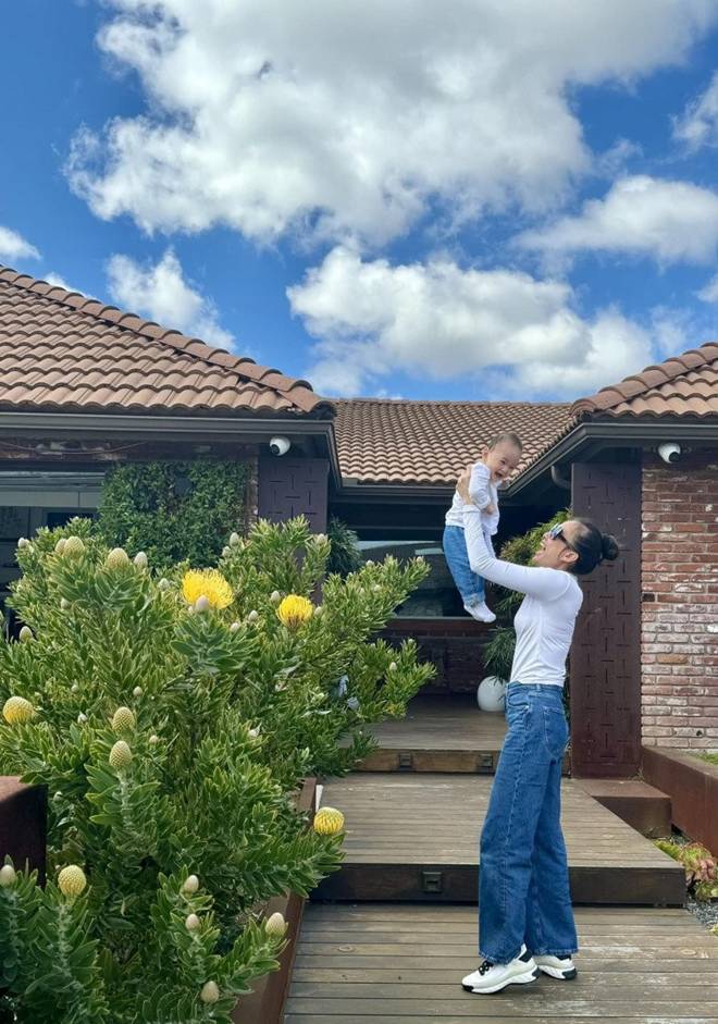 Nhà của Hoa hậu Dương Mỹ Linh ở Mỹ: Vườn đẹp như quán cà phê, trước cửa có loài hoa rực rỡ-8