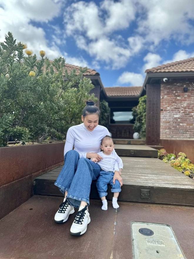 Nhà của Hoa hậu Dương Mỹ Linh ở Mỹ: Vườn đẹp như quán cà phê, trước cửa có loài hoa rực rỡ-9