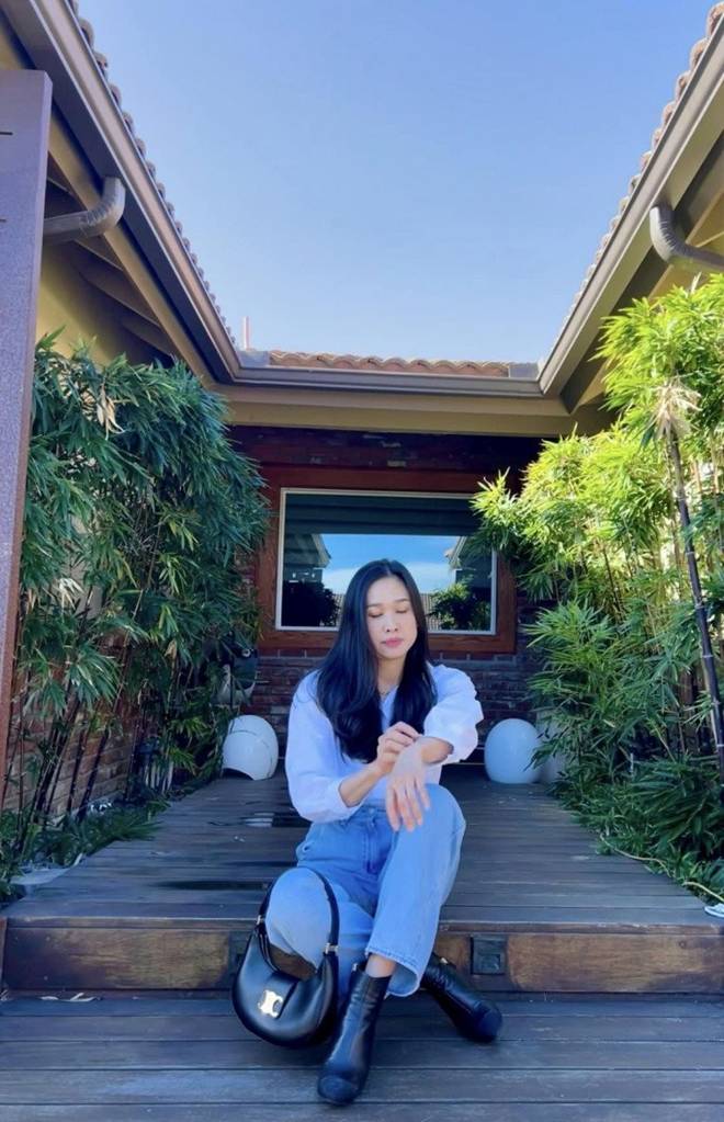 Nhà của Hoa hậu Dương Mỹ Linh ở Mỹ: Vườn đẹp như quán cà phê, trước cửa có loài hoa rực rỡ-10