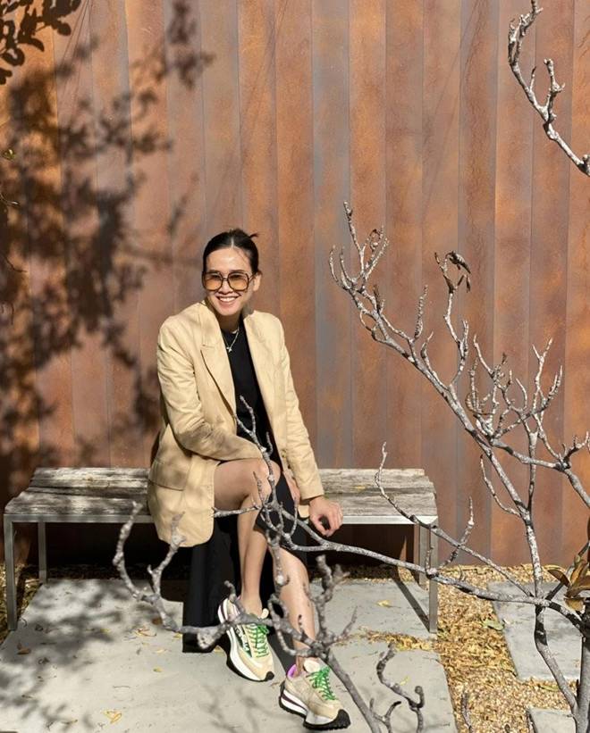 Nhà của Hoa hậu Dương Mỹ Linh ở Mỹ: Vườn đẹp như quán cà phê, trước cửa có loài hoa rực rỡ-15