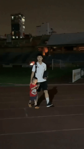 Duy Mạnh được ái nữ cựu chủ tịch CLB Sài Gòn đi xe máy đến đón sau trận, sở hữu tài sản bạc tỉ mà vẫn giản dị thế này-4