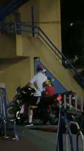 Duy Mạnh được ái nữ cựu chủ tịch CLB Sài Gòn đi xe máy đến đón sau trận, sở hữu tài sản bạc tỉ mà vẫn giản dị thế này-5