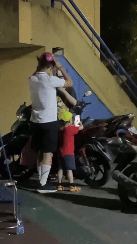 Duy Mạnh được ái nữ cựu chủ tịch CLB Sài Gòn đi xe máy đến đón sau trận, sở hữu tài sản bạc tỉ mà vẫn giản dị thế này-6