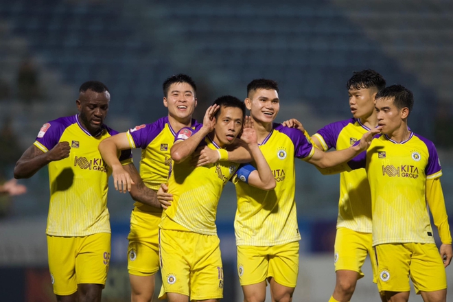 Duy Mạnh được ái nữ cựu chủ tịch CLB Sài Gòn đi xe máy đến đón sau trận, sở hữu tài sản bạc tỉ mà vẫn giản dị thế này-9