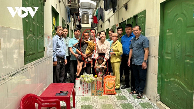 Vụ cha đánh con trong lồng sắt ở Bình Dương: Hai anh em đã được đi học miễn phí-3