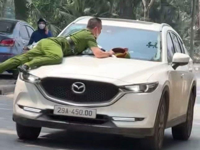 Tài xế Mazda hất cảnh sát lên nóc ca pô dương tính với ma tuý-2