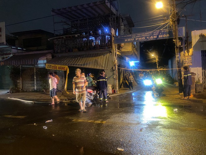 Vụ cháy ở quận 8: Nhà cửa cháy rụi, người dân chở nhau tìm nơi ngủ nhờ qua đêm-1