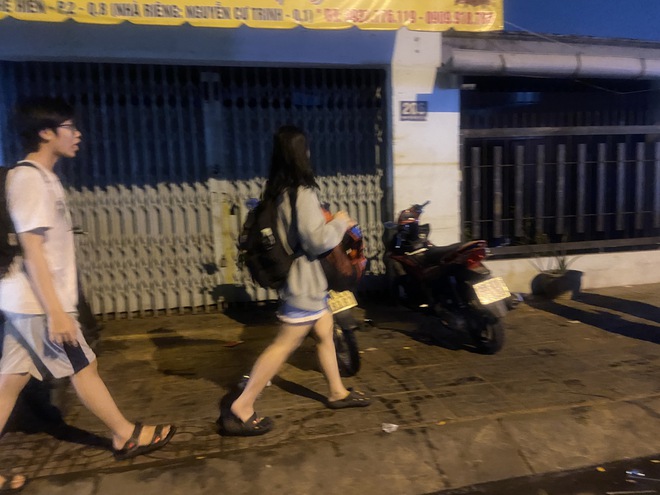 Vụ cháy ở quận 8: Nhà cửa cháy rụi, người dân chở nhau tìm nơi ngủ nhờ qua đêm-2