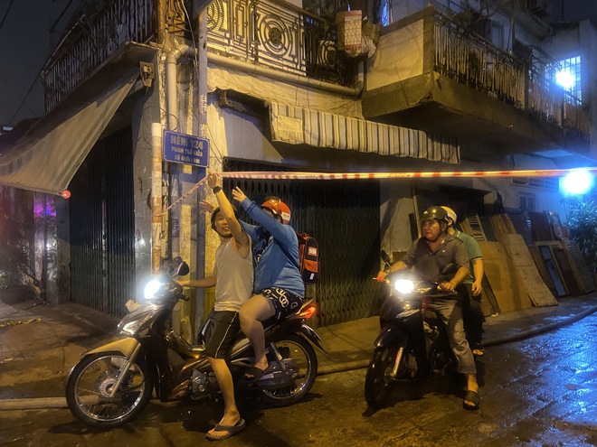 Vụ cháy ở quận 8: Nhà cửa cháy rụi, người dân chở nhau tìm nơi ngủ nhờ qua đêm-3