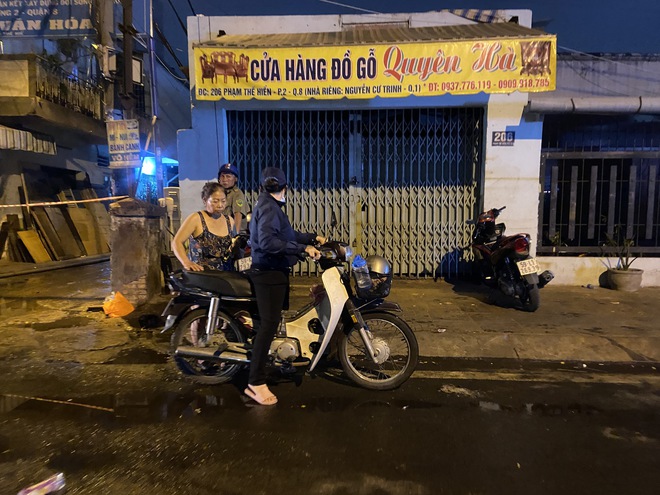 Vụ cháy ở quận 8: Nhà cửa cháy rụi, người dân chở nhau tìm nơi ngủ nhờ qua đêm-4