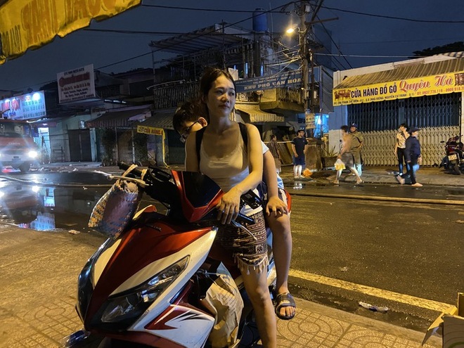 Vụ cháy ở quận 8: Nhà cửa cháy rụi, người dân chở nhau tìm nơi ngủ nhờ qua đêm-5