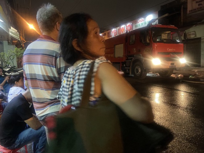 Vụ cháy ở quận 8: Nhà cửa cháy rụi, người dân chở nhau tìm nơi ngủ nhờ qua đêm-7