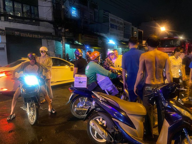 Vụ cháy ở quận 8: Nhà cửa cháy rụi, người dân chở nhau tìm nơi ngủ nhờ qua đêm-8