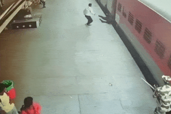 Khoảnh khắc ô tô bị tàu hỏa tông văng do mắc kẹt giữa đường ray-1