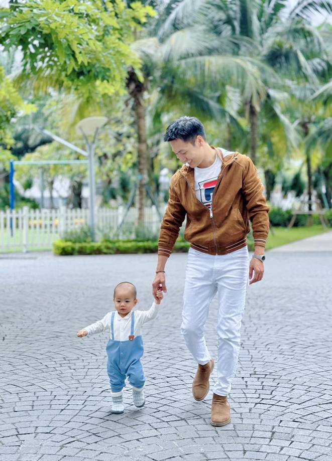 Shark Long Mạnh Trường bế con thứ 3 dạo quanh nhà to như lâu đài, diện mạo quý tử gây chú ý-4