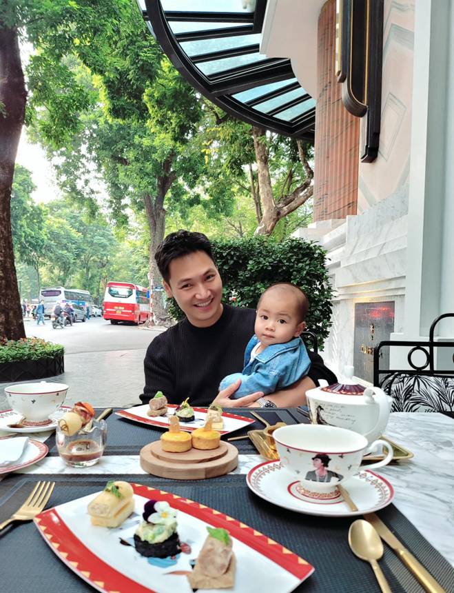 Shark Long Mạnh Trường bế con thứ 3 dạo quanh nhà to như lâu đài, diện mạo quý tử gây chú ý-5