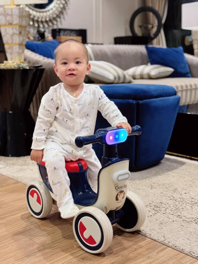 Shark Long Mạnh Trường bế con thứ 3 dạo quanh nhà to như lâu đài, diện mạo quý tử gây chú ý-6