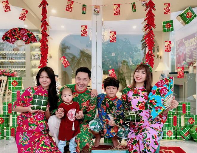 Shark Long Mạnh Trường bế con thứ 3 dạo quanh nhà to như lâu đài, diện mạo quý tử gây chú ý-7