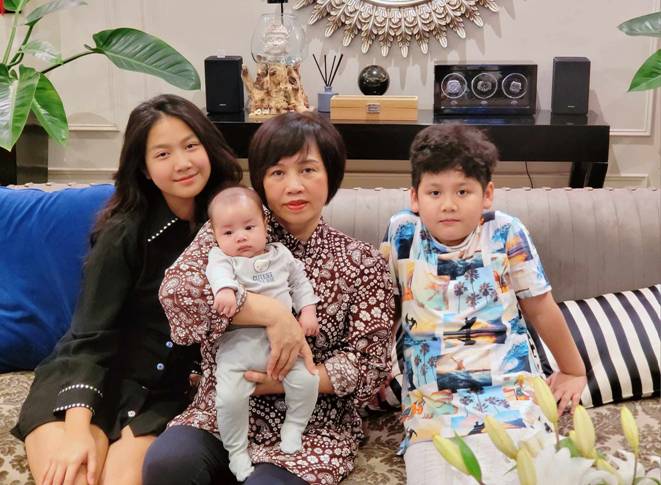 Shark Long Mạnh Trường bế con thứ 3 dạo quanh nhà to như lâu đài, diện mạo quý tử gây chú ý-8