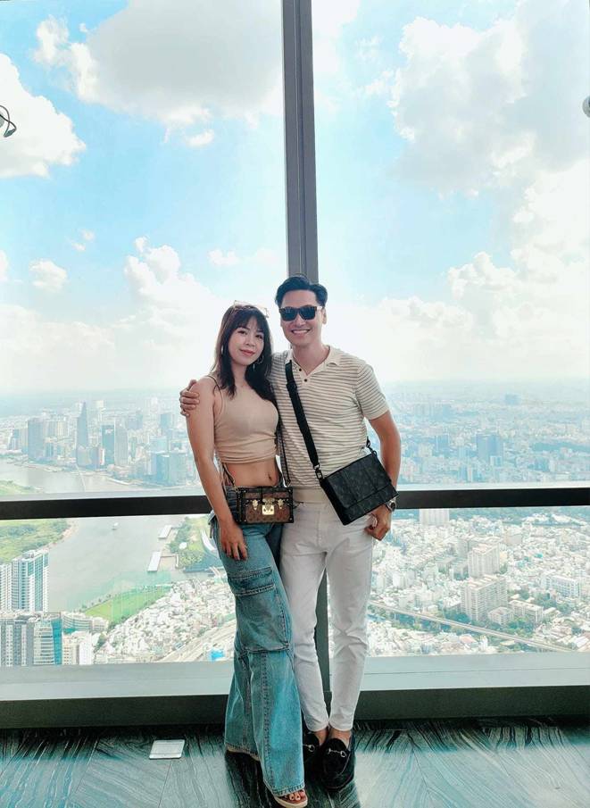 Shark Long Mạnh Trường bế con thứ 3 dạo quanh nhà to như lâu đài, diện mạo quý tử gây chú ý-11