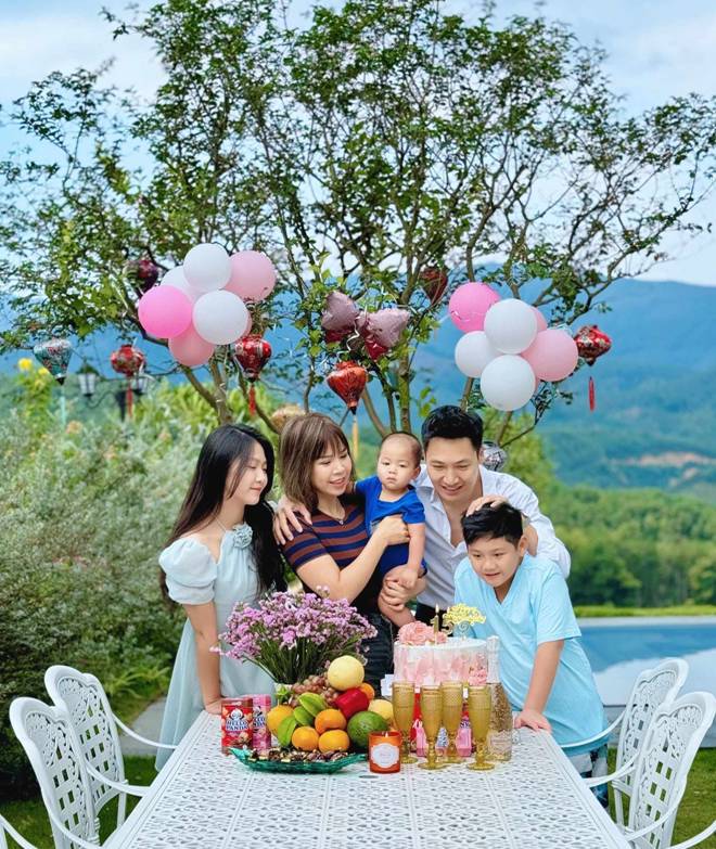 Shark Long Mạnh Trường bế con thứ 3 dạo quanh nhà to như lâu đài, diện mạo quý tử gây chú ý-12