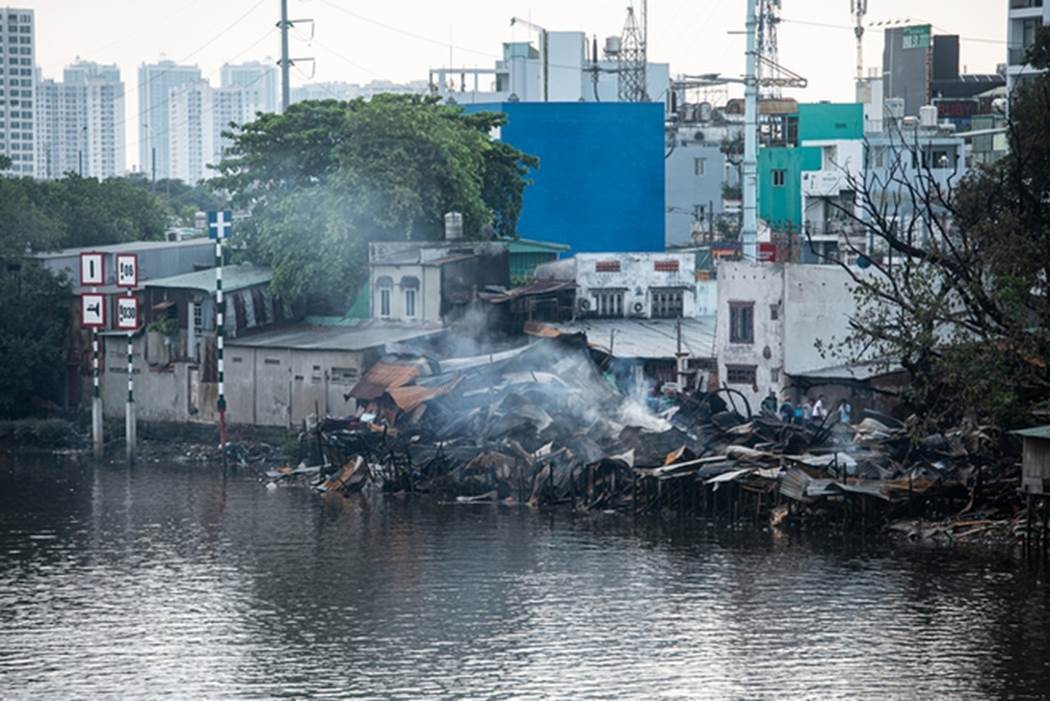 Cảnh hoang tàn sau vụ cháy dãy nhà ở quận 8-7