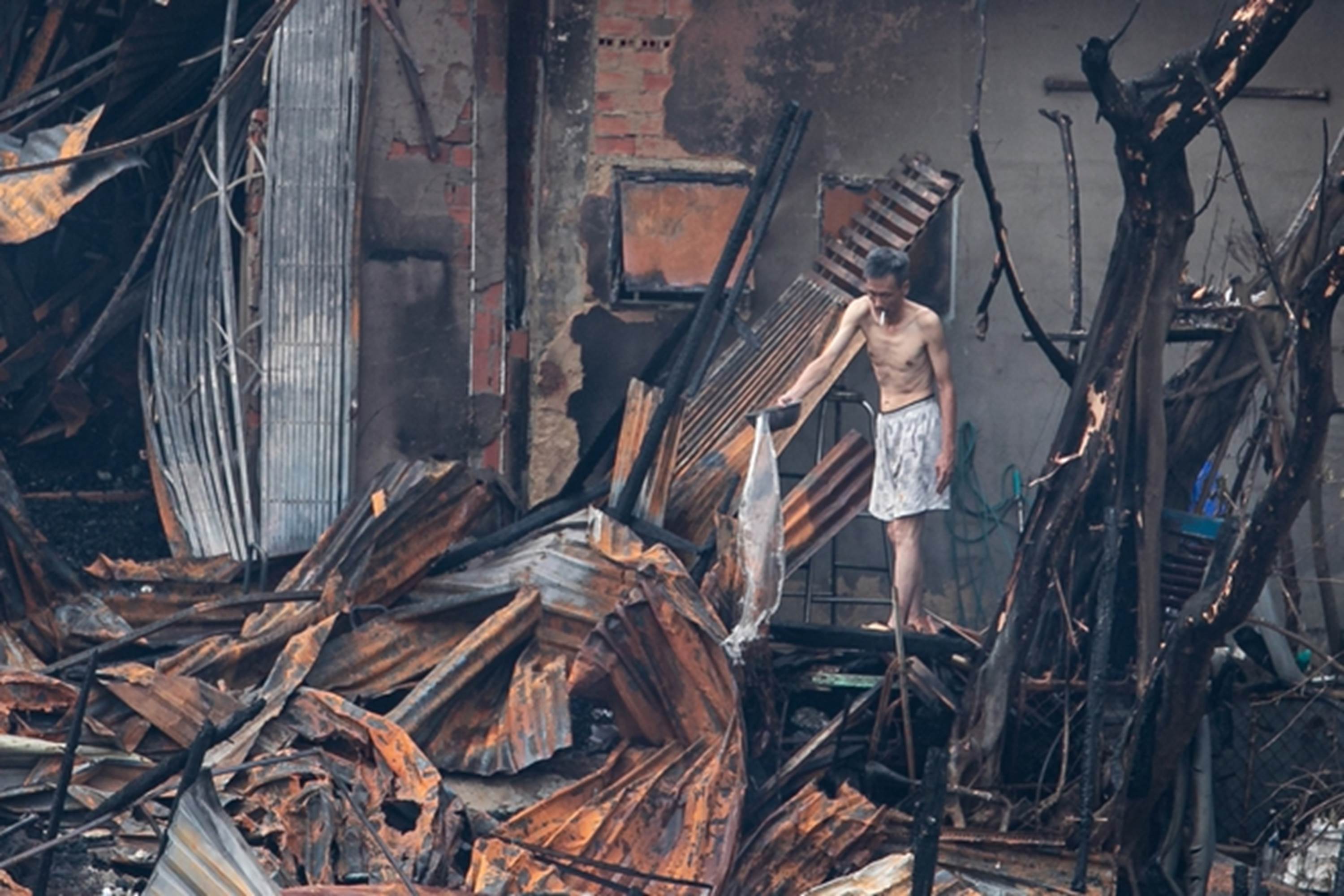 Cảnh hoang tàn sau vụ cháy dãy nhà ở quận 8-10