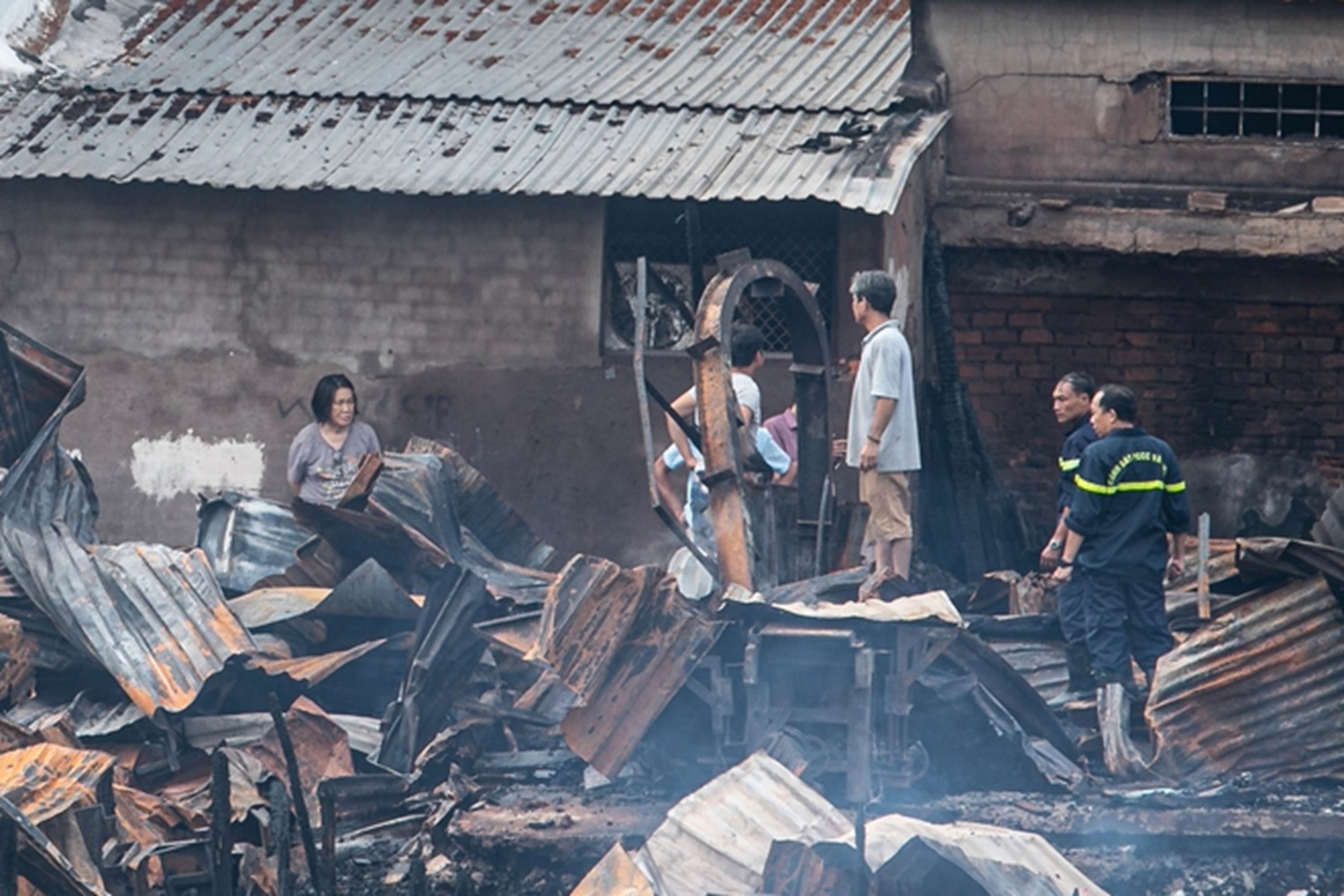 Cảnh hoang tàn sau vụ cháy dãy nhà ở quận 8-11