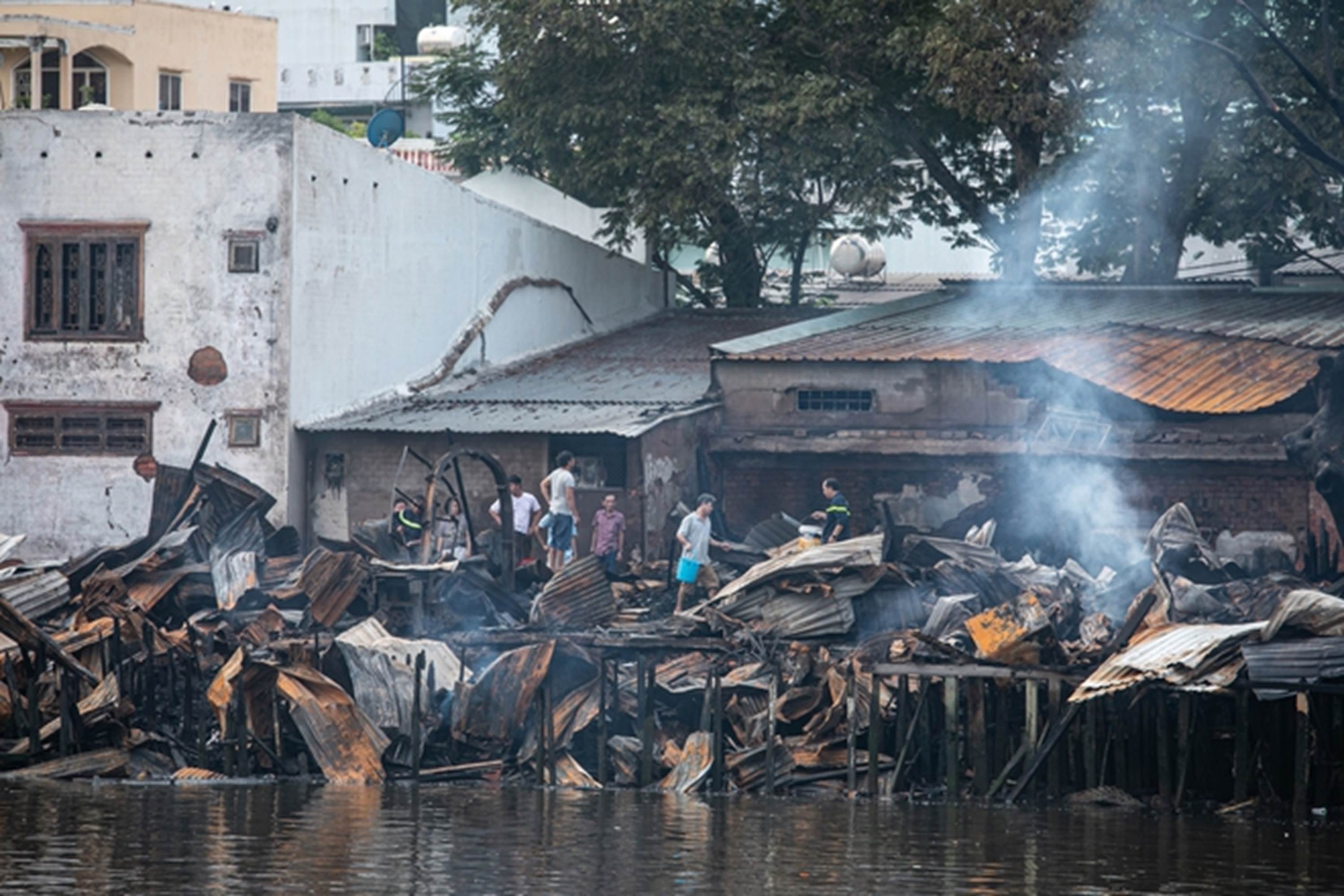 Cảnh hoang tàn sau vụ cháy dãy nhà ở quận 8-12