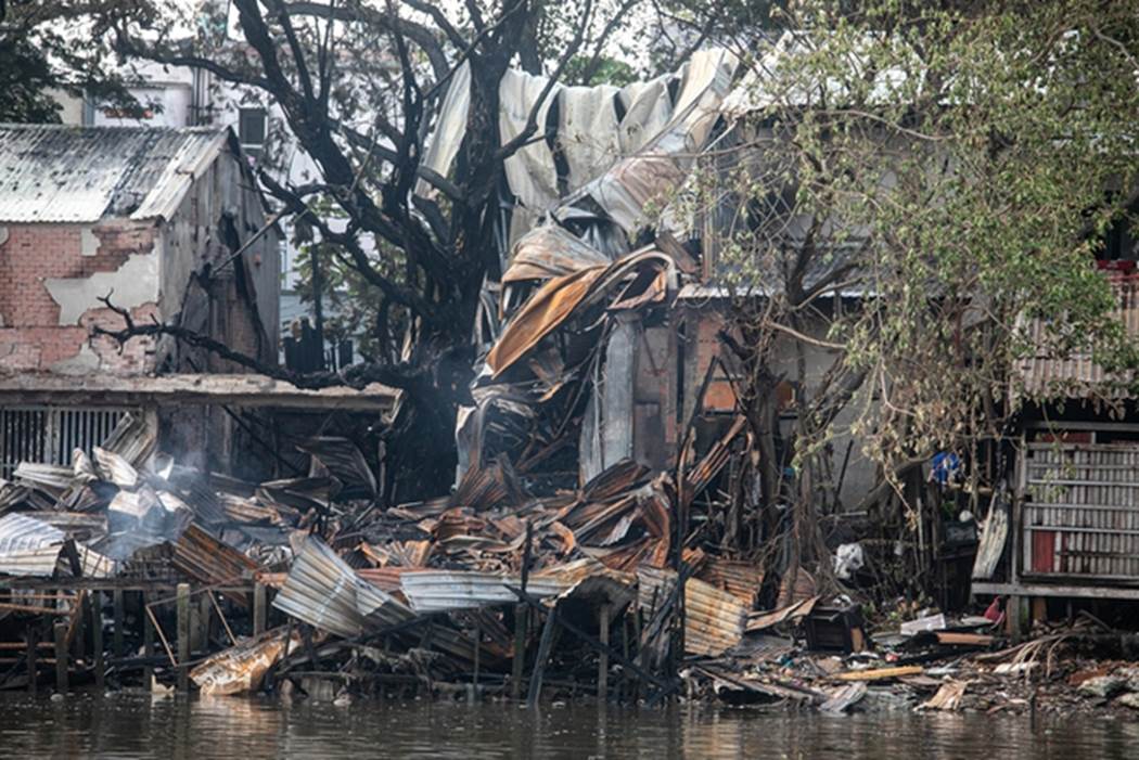 Cảnh hoang tàn sau vụ cháy dãy nhà ở quận 8-13