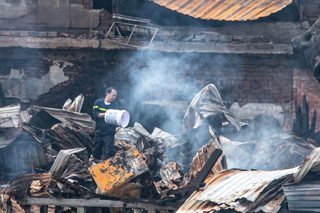 Cảnh hoang tàn sau vụ cháy dãy nhà ở quận 8-14